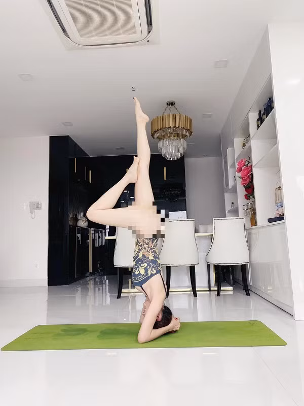 Cụ thể, nàng hậu mặc bộ đồ bơi liền thân hoa văn để thực hiện những động tác uốn dẻo. Chi tiết cổ và vùng hông khoét sâu cho phép người đẹp phô diễn bờ ngực căng đầy cùng “siêu vòng 3” vừa tròn 1m.