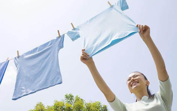 Đặc biệt, quần áo mới mua cần giặt sạch trước khi mặc. Vi khuẩn và chất tạo màu có thể không gây ảnh hưởng rõ rệt đến người khỏe mạnh. Vậy nhưng, nó có thể uy hiếp sức khỏe của trẻ sơ sinh và trẻ nhỏ.