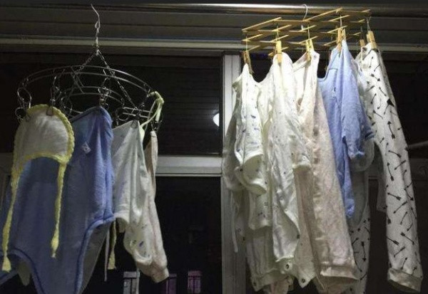 Dễ thu hút côn trùng: Nhiều loại côn trùng hoạt động mạnh vào ban đêm. Nếu phơi qua đêm, quần áo sau khi phơi khô trong ngày sẽ trở nên ấm áp, trở thành chỗ ở lý tưởng thu hút côn trùng tìm tới nghỉ ngơi, đẻ trứng.