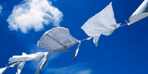 Phơi quần áo ngoài nắng không chỉ nhận được tác dụng diệt khuẩn của tia cực tím mà còn tận dụng sức mạnh của luồng gió. Trong môi trường thông thoáng, luồng gió thổi sẽ làm bay hơi bột giặt còn sót lại trong trang phục, giảm tình trạng kích ứng da.