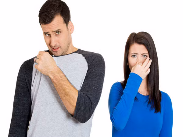 Độ ẩm cao còn khiến quần áo dễ có mùi hôi, ẩm ướt rất bất tiện. Để bảo vệ sức khỏe, bạn nên phơi quần áo – đặc biệt là quần áo trẻ nhỏ, đồ lót dưới ánh nắng mặt trời để tiêu diệt vi khuẩn, giúp quần áo thơm tho, sạch sẽ hơn.