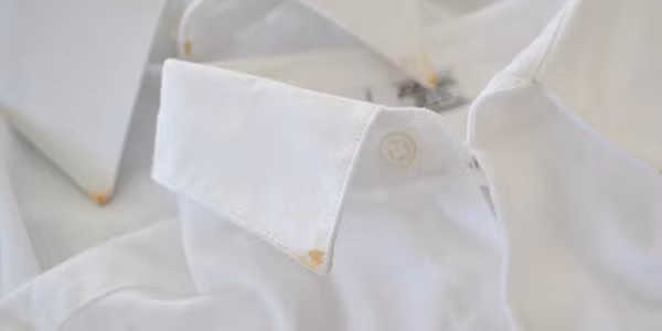 Nấm mốc phát triển: Ban đêm, nhiệt độ không khí giảm, độ ẩm tăng tạo điều kiện cho các loại nấm mốc sinh sôi. Mặc đồ chứa nấm mốc, da dễ bị mẩn ngứa. Với người có vết thương hở, nhạy cảm, mặc quần áo nhiễm nấm dễ bị nổi mề đay, chàm, tổn thương da.