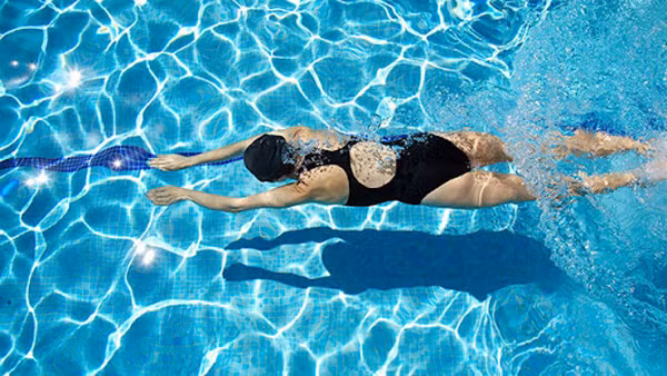 Thời điểm này, khả năng kháng khuẩn của âm đạo còn yếu, ngâm mình khiến vi khuẩn gây bệnh trong nước có thể đi vào vùng kín. Ảnh minh họa.