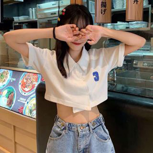 Mặc đồ hở eo cũng không được khuyến khích bởi nó không giúp che chắn vùng eo, khiến bộ phận này dễ bị nhiễm lạnh. Từ đó, độ lạnh trong tử cung cũng tăng lên, không hề có lợi.