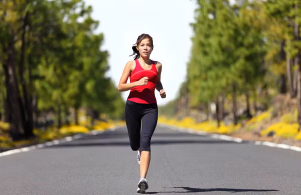 Vận động mạnh: Những hoạt động thể chất nhẹ nhàng giúp cơ thể tăng sức dẻo dai, tăng đề kháng. Tuy nhiên, bạn chỉ nên vận động nhẹ nhàng, tránh tập cường độ cao hay vận động mạnh sẽ không có lợi.