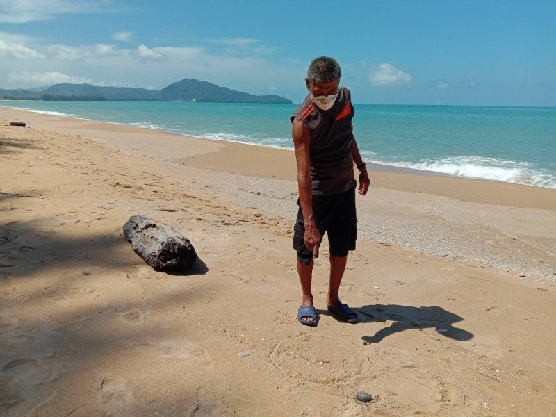 Khối đá của ông lão ở Thái Lan nặng khoảng 19,5kg. Tính ra theo giá trị lên tới hơn 20 tỷ đồng.