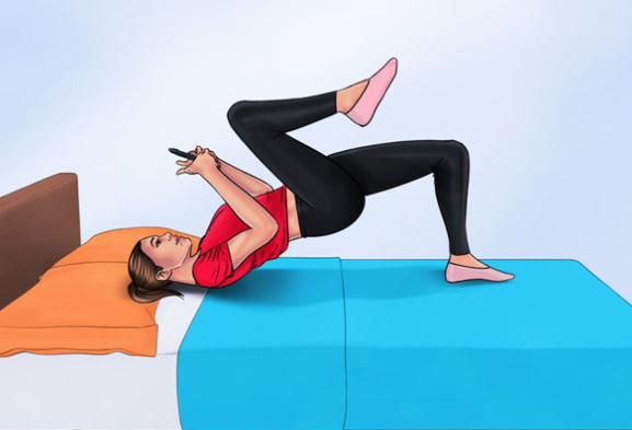 Nhẹ nhàng nâng hông tạo thành đường thẳng giữa đầu gối và vai. Xiết cơ vùng hông, dùng lực nhấc chân tạo thành đường vuông góc với chân còn lại.