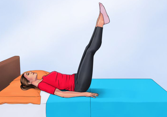 Tiếp đó, nâng cả hai chân lên cao, tạo với thân trên 1 góc 90 độ rồi từ từ hạ xuống. Duy trì thực hiện như vậy 20 lần.