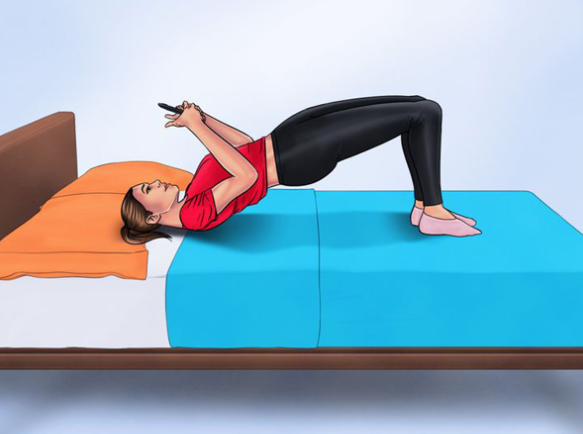 Động tác cây cầu: Để thực hiện bài tập tạo dáng này, bạn giữ tư thế nằm ngửa, dùng đầu và gót chân làm điểm tựa.