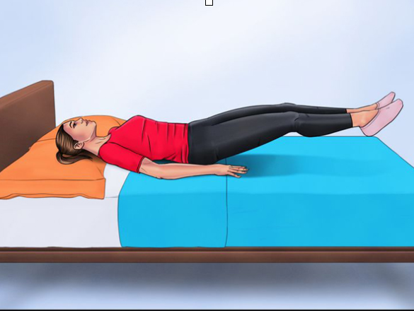 Nâng chân: Thực hiện bài tập tạo dáng này, bạn giữ tư thế nằm ngửa trên giường, 2 tay đặt ngang hông, duỗi thẳng chân. (Nguồn: BS)