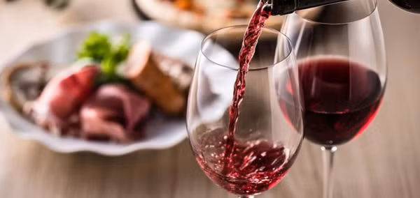 Karen Graham – chuyên gia dinh dưỡng, nghiên cứu về tiểu đường suốt 30 năm chia sẻ với Eat This, Not That! rằng rượu vang thực sự ảnh hưởng tiêu cực đến sức khỏe phụ nữ. Ông cho rằng thật sai lầm khi chúng ta coi rượu vang là loại nước uống lành mạnh hàng ngày. (Ảnh minh họa)