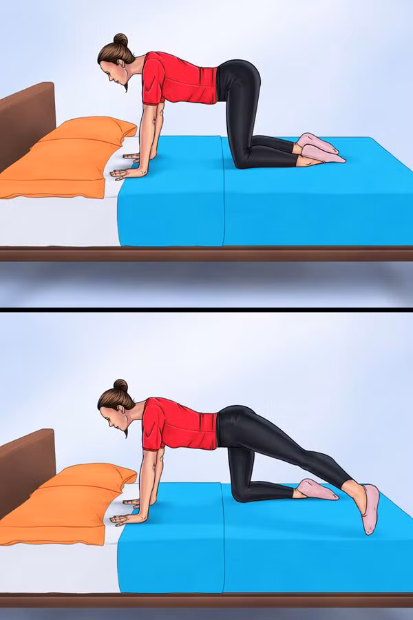 Đá chân ngang: Quỳ gối trên giường, cổ tay dưới vai và đầu gối rộng bằng hông. Nâng chân đá sang ngang. Lặp lại động tác 20 lần mỗi bên.