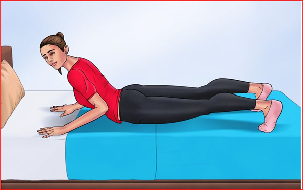 Tiếp tục dùng lực đẩy cơ thể lên cho đến khi cơ thể được kéo căng. Kéo vai ngược về sau và giữ hông thật chặt. Giữ nguyên tư thế trong vòng 15 – 30 giây rồi lặp lại 15 lần.