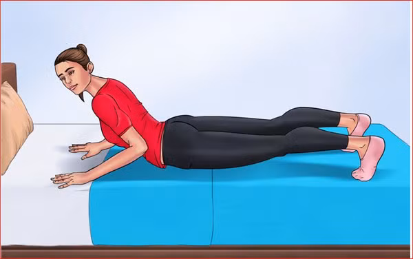 Tiếp tục dùng lực đẩy cơ thể lên cho đến khi cơ thể được kéo căng. Kéo vai ngược về sau và giữ hông thật chặt. Giữ nguyên tư thế trong vòng 15 – 30 giây rồi lặp lại 15 lần.