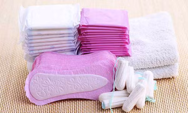 Băng vệ sinh: Băng vệ sinh là vật dụng dành cho phụ nữ, mang lại cảm giác thoải mái ngày “đèn đỏ”. Chắc hẳn ít người biết rằng, sản phẩm này được tạo bởi Benjamin Franklin. Mục đích ban đầu của chúng là để cầm máu cho thương binh. Về sau, những y tá sử dụng chúng trong kỳ kinh nguyệt nhờ khả năng thấm hút và tiện dụng. (Ảnh minh họa)