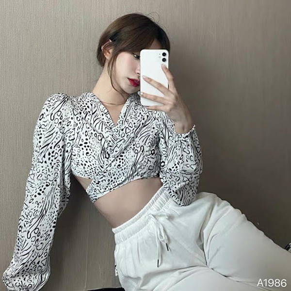 Áo croptop: Áo croptop là trang phục giúp chị em khoe được vóc dáng eo thon, săn chắc. Vậy nhưng, những chiếc áo croptop đầu tiên lại không dành cho phụ nữ.