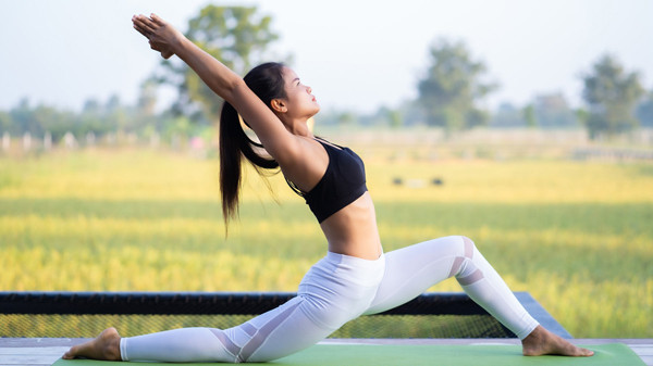 Yoga: Những tư thế yoga mềm mại, uyển chuyển thường gắn liền với phụ nữ. Thực tế, yoga có nguồn gốc từ những người Bà La Môn, được nam giới có địa vị tập luyện.