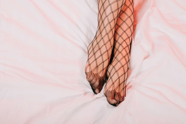 Quần tất: Quần tất vừa là vật dụng che chắn, vừa là món đồ tôn vẻ thời thượng của phụ nữ. Điều bất ngờ là quần tất lần đầu được nam giới châu Âu mặc khi cưỡi ngựa.