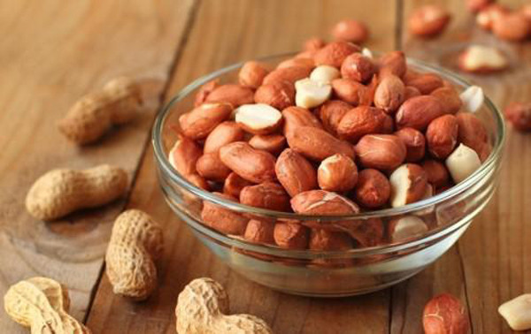 Thực tế, lạc mốc dễ sản sinh ra độc tố aflatoxin. Năm 1993, Viện Nghiên cứu Ung thư của Tổ chức Y tế Thế giới (WHO) phân loại aflatoxin là chất gây ung thư tự nhiên, có độc tính cao, cực kỳ nguy hiểm. Chỉ cần tiêu thụ 1mg aflatoxin có thể làm tăng nguy cơ ung thư, trường hợp tiêu thụ hơn 20mg có thể dẫn tới tử vong.