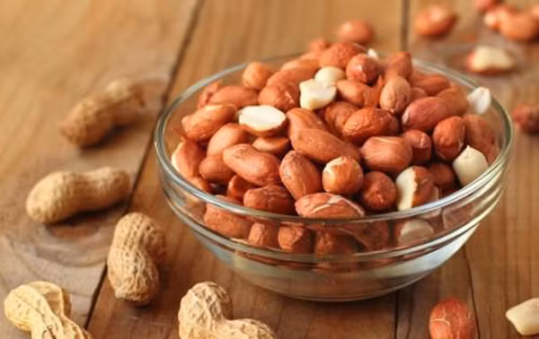 Thực tế, lạc mốc dễ sản sinh ra độc tố aflatoxin. Năm 1993, Viện Nghiên cứu Ung thư của Tổ chức Y tế Thế giới (WHO) phân loại aflatoxin là chất gây ung thư tự nhiên, có độc tính cao, cực kỳ nguy hiểm. Chỉ cần tiêu thụ 1mg aflatoxin có thể làm tăng nguy cơ ung thư, trường hợp tiêu thụ hơn 20mg có thể dẫn tới tử vong.