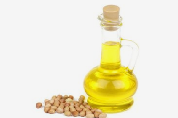 Hóa ra, hai vợ chồng Trương đều là người ở quê lên phố lập nghiệp. Quê anh vốn trồng nhiều lạc, tuổi thơ gắn liền với dầu lạc cùng những món ăn từ loại củ này. Lên thành phố, Trương luôn nhớ hương vị quê nhà. Mua dầu lạc trong siêu thị nhưng anh cảm thấy không đậm vị, không có mùi lạc đặc trưng nên nhờ người mua lượng lớn ở các xưởng trong làng gửi lên tích trữ dùng dần.