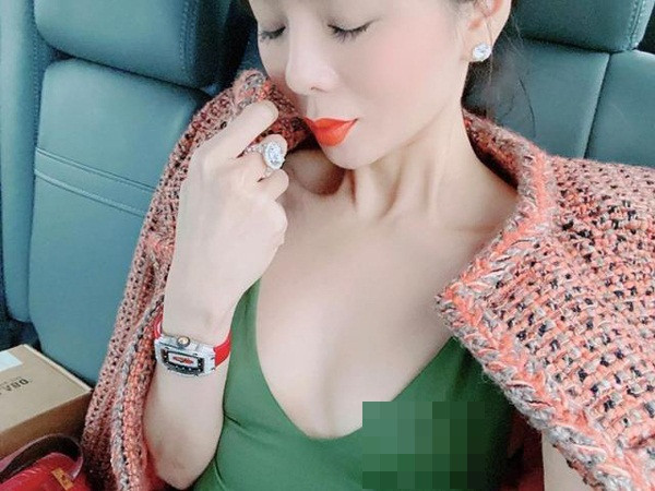 Để khắc phục, bạn có thể sử dụng miếng dán ngực để che chắn phần nhạy cảm khi không mặc bra. Ưu điểm của loại này là chúng khá nhẹ, tạo cảm giác liền mạch khi mặc đồ xuyên thấu. Miếng dán ngực cũng có nhiều màu tương ứng với màu da, kích cỡ phù hợp với từng chị em.