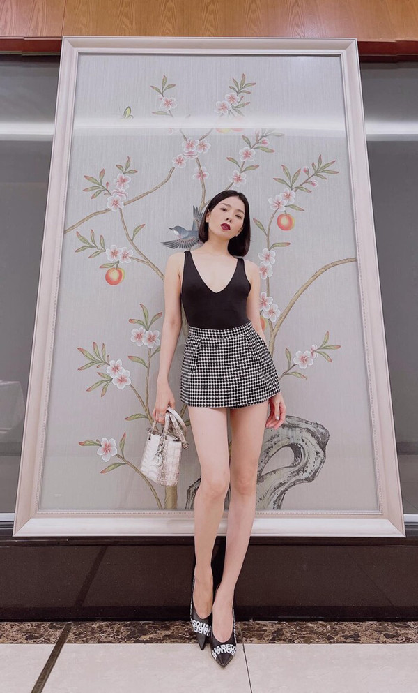 Nếu như trước theo đuổi phong cách thời trang quý phái, giờ đây nữ ca sĩ có sự thay đổi về cách ăn mặc. Sở hữu thân hình mảnh mai, nữ ca sĩ không ngại mặc những bộ cánh hở bạo. Đặc biệt, Lệ Quyên rất chuộng mốt “thả rông” khoe vòng 1 săn chắc.