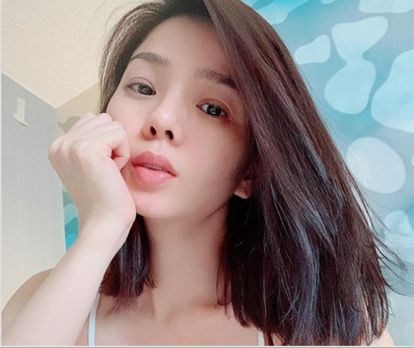 Một điều lưu ý, những chị em có vòng 1 quá to hay quá nhỏ không nên “đu trend” theo mốt “thả rông”. Nguyên nhân bởi vòng 1 lớn khiến người mặc mất đi sự tinh tế, duyên dáng. Trong khi đó, ngực nhỏ khiến người nhìn cảm giác thiếu sức sống, không đủ hấp dẫn.