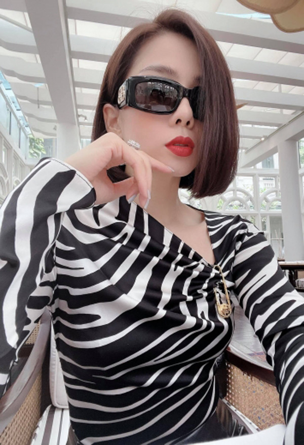 Tần suất mặc áo ngủ khoe vẻ gợi cảm của nữ ca sĩ dày đặc song hiếm khi cô để lộ khoảnh khắc hớ hênh. Làm được điều này là nhờ sự tinh tế trong việc lựa chọn trang phục, tạo dáng. Vậy nhưng, cũng có lúc nữ ca sĩ đã vấp phải ý kiến chỉ trích vì để lộ vòng 1 kém duyên với mốt "thả rông".