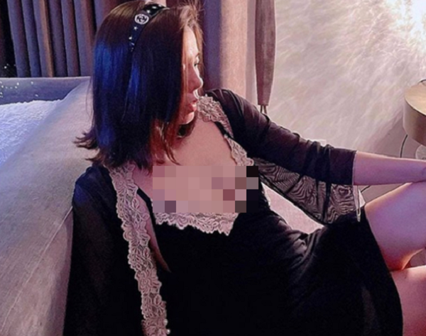 Không ít lần người đẹp diện váy ngủ có phần cổ sâu, “thả rông” vòng 1 kích thích trí tưởng tượng của người nhìn.