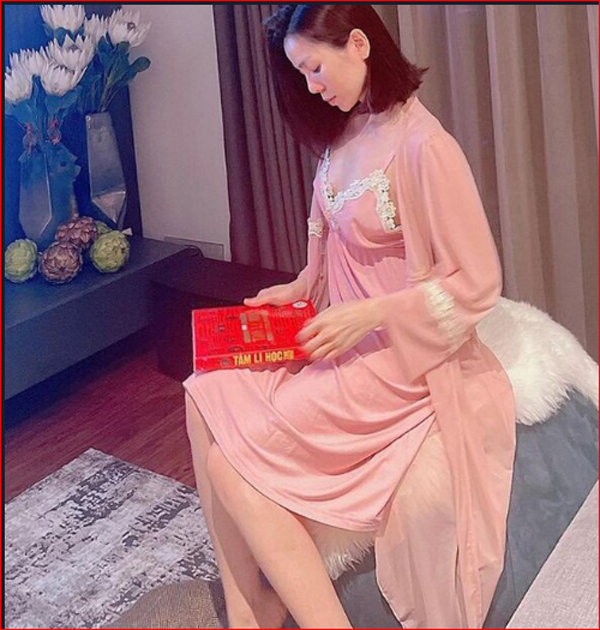 Đôi khi, Lệ Quyên kết hợp áo choàng tone sur tone để che chắn, tạo nên khoảng hở sexy song không kém phần sang chảnh.