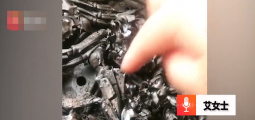 Ngày 27/9 vừa qua, tại Thẩm Dương, Trung Quốc, một người phụ nữ bất ngờ tỉnh dậy trong đêm vì ngửi thấy mùi nồng nặc, xung quanh nhiều khói, liền đi kiểm tra.