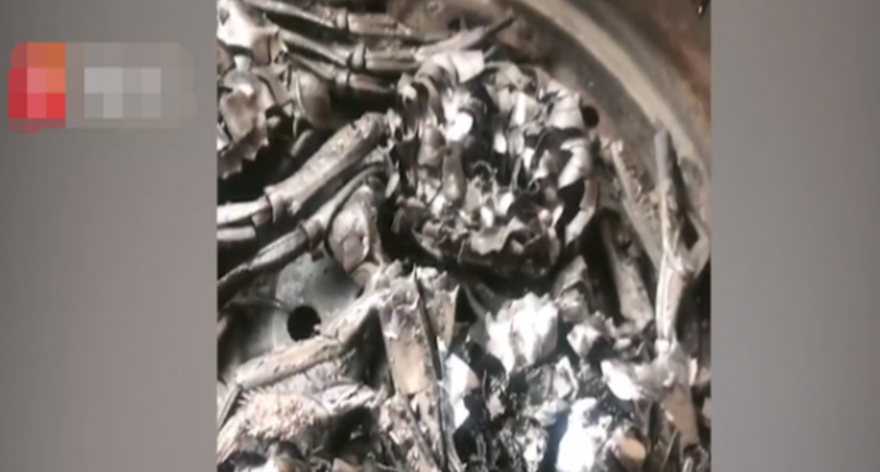 Cô mở nắp nồi, thứ nhìn thấy không phải là cua hấp mà một đống tro đen. Nhìn cảnh tượng, người phụ nữ nôn thốc nôn tháo. Nếu cô không bất ngờ tỉnh dậy, hai vợ chồng cô có thể đã chết do ngạt khói hoặc cháy.