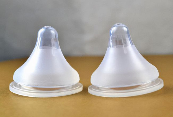 Lỗ núm vú nhỏ, trẻ uống lâu mệt và buồn ngủ: Nhiều mẹ lo con uống nhanh bị sặc nên chủ ý mua loại núm nhỏ. Vậy nhưng, kiểu núm vú này khiến trẻ sẽ mất nhiều thời gian, lực để hút sữa. Kết quả là trẻ cảm thấy mệt và buồn ngủ trước khi uống cạn khẩu phần ăn. Ảnh:163.com