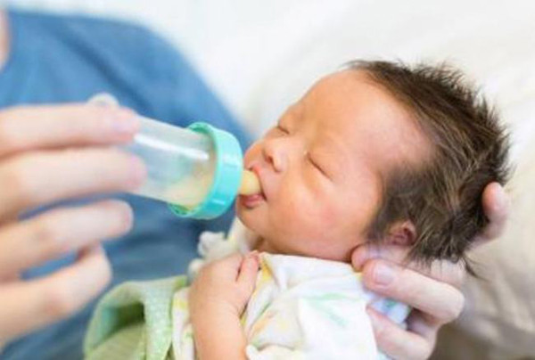 Con anh Tần tròn 3 tháng tuổi. Vì sữa mẹ không đủ nên cả nhà quyết định cho bé dùng thêm sữa bột. Những ngày đầu, trẻ bú bình rất ngoan, một hơi cạn khiến cả nhà thở phào nhẹ nhõm. Sau 1 thời gian, bé bắt đầu để lại chút sữa trong bình, dù ép cỡ nào cũng nhất định không uống. Ảnh:163.com