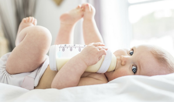 Bố mẹ cũng không nên trêu đùa khi trẻ đang bú. Điều chỉnh góc bình phù hợp khi gần hết sữa bột, tránh để trẻ hút không khí, gây đầy bụng ảnh hưởng đến sức khỏe. Ảnh minh họa