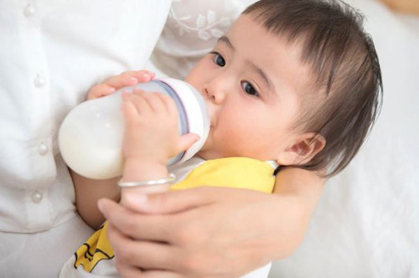 Nhầm tưởng đã uống xong: Hầu hết trẻ sơ sinh khi bú bình đều để lại chút sữa ở núm vú và điều này không phải là ngẫu nhiên. Bình thường, bình sữa sẽ được cầm theo góc nghiêng. Khi gần hết, góc trống sẽ để lọt khí vào núm vú khiến trẻ nhầm tưởng đã uống xong. Ảnh:163.com