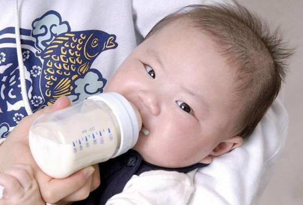 Sữa bị lạnh: Sữa mẹ tiết ra từ cơ thể sẽ có nhiệt độ ấm nóng ổn định. Sữa bột được pha với nhiệt độ khoảng 40 độ C, sau đó dần hạ nhiệt, trở nên lạnh hơn nên bé “phản ứng”. Ảnh:163.com