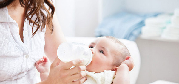 Đặc biệt không dùng núm vú lỗ quá lớn khiến trẻ uống nhanh bị sặc. Ngoài việc lựa chọn loại đúng tháng tuổi, bạn nên quan sát xem lỗ thông hơi của núm vú có bị tắc hay bị bé cắn rách không. Ảnh minh họa 