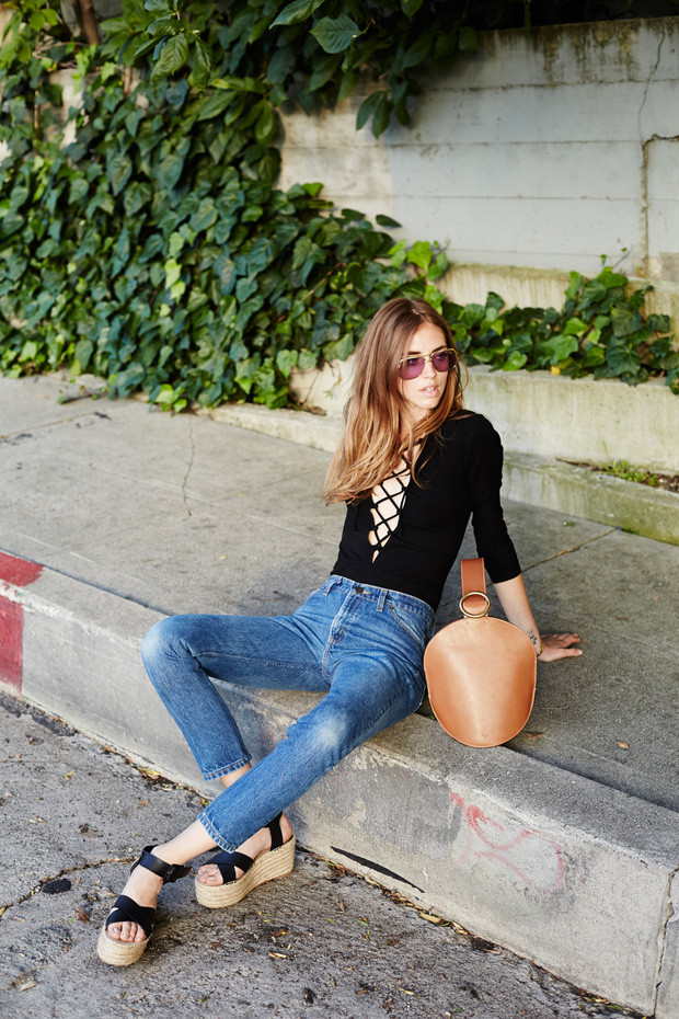 Áo đan dây khoe ngực sexy không phải là items mới. Tuy nhiên, nhờ lợi thế tôn dáng, giúp phô diễn hình thể nên kể từ khi ra mắt, thiết kế luôn giữ được độ hot.