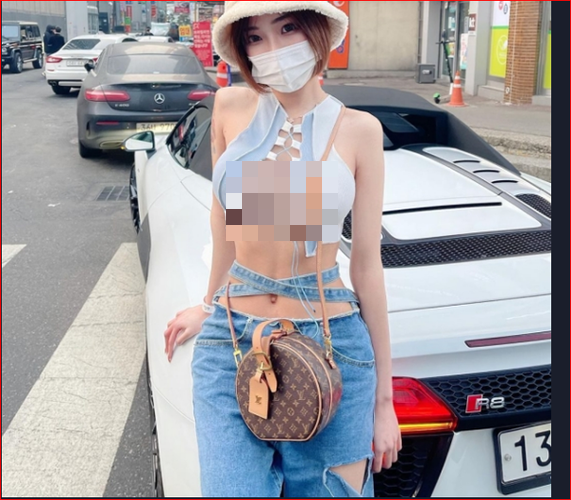 Áo đan dây trước ngực được may theo xu hướng thời trang sideboob, underboob. Xu hướng này gồm những thiết kế để lộ phần dọc cạnh bầu ngực, chân ngực cho phép khoe khéo vòng 1 căng tràn, hấp dẫn, được nhiều chị em đón nhận.