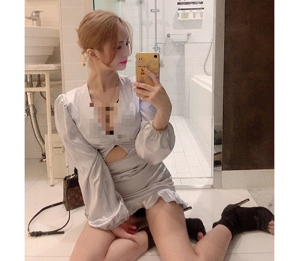 Trang phục cổ chữ V cũng là lựa chọn tuyệt vời dành cho người ngực lớn. Dáng cổ sắc sảo cho phép tạo khoảng cách vừa phải từ cổ đến ngực, đem đến sự liền mạch khiến ngực nhỏ hơn bình thường.