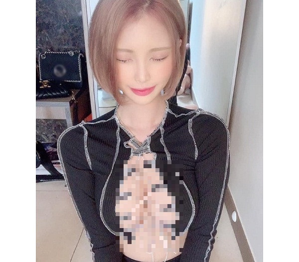 Vậy nhưng, bên cạnh lời khen về nhan sắc và sự nóng bỏng, cách ăn mặc của Hyeon khiến nhiều người ái ngại. Cô nàng theo đuổi phong cách sexy nên thường xuyên lên đồ với trang phục hở bạo.