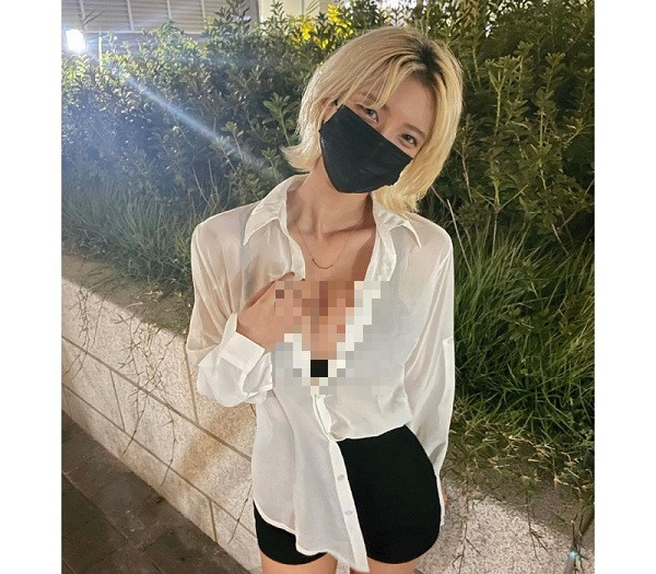 Đặc biệt, My Hyeon rất “chịu khó” tạo dáng với góc máy chụp từ trên xuống. Bằng cách này, vòng 1 của cô nàng phơi bày gần như toàn bộ trước mắt người nhìn.