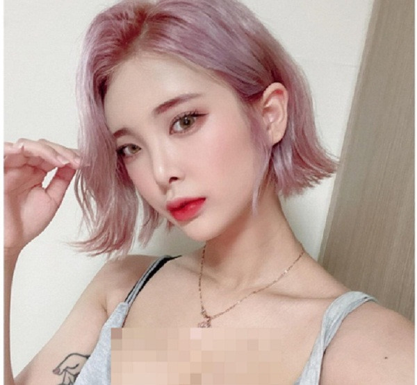 Những thiết kế áo khoác ngoài vừa vặn, ôm nhẹ cơ thể cũng là gợi ý không tồi giúp chị em vừa tôn được đường cong lại giảm kích cỡ khuôn ngực.