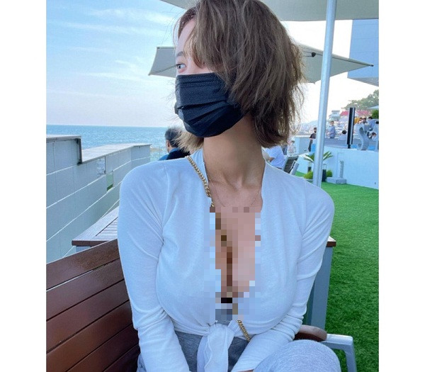 Không chỉ tận dụng trang phục phơi bày da thịt, Hyeon còn thu hút ánh nhìn bằng những phụ kiện như sợi dây xích túi xách đeo chéo.