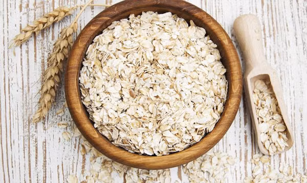 Nghiên cứu chỉ ra, dinh dưỡng trong yến mạch mang lại nhiều lợi ích sức khỏe như kiểm soát cân nặng, giảm nguy cơ mắc bệnh tim. Vậy nhưng cũng giống như chuối, yến mạch chỉ tốt khi ăn lượng phù hợp – dao động 115-170g mỗi ngày.