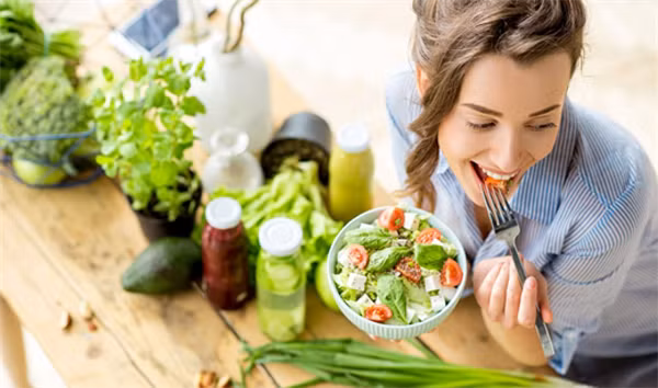 Với trường hợp tuyến mồ hôi quá lớn, bạn có thể đến bệnh viện để cải thiện bằng phương pháp laser. Trường hợp mồ hôi nặng mùi, bạn nên điều chỉnh chế độ ăn nhạt, ít gia vị, nhiều trái cây và rau xanh.