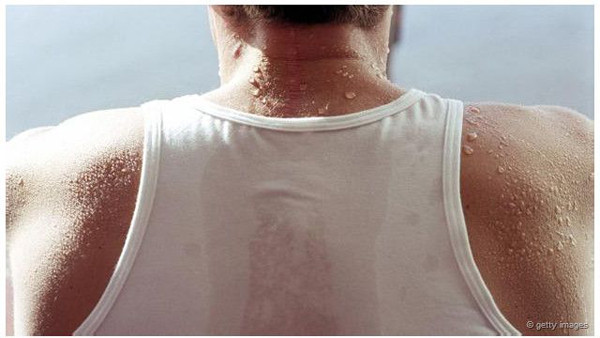 Đổ mồ hôi sau lưng – âm dương suy yếu, cơ thể mệt mỏi: Tương tự phần cổ, tuyến mồ hôi ở lưng cũng thưa thớt. Nếu mồ hôi ra nhiều phần lưng chứng tỏ cơ thể suy yếu, mệt mỏi kiệt sức.