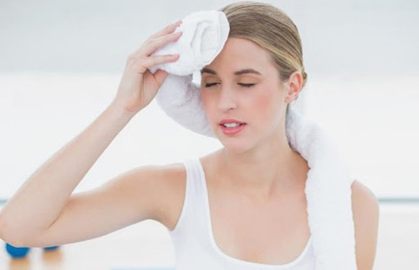 Đổ mồ hôi bất thường theo thời gian: Ban ngày – thiếu khí: Không kể thời tiết nóng lạnh, vận động nhẹ hay cường độ cao, những người này thường đổ mồ hôi nhiều hơn hẳn người khác. Theo Trung y, đây là một biểu hiện của tình trạng thiếu khí. Nhóm người này có triệu chứng suy nhược cơ thể, ít nói, kém ăn, dễ bị cảm mạo.